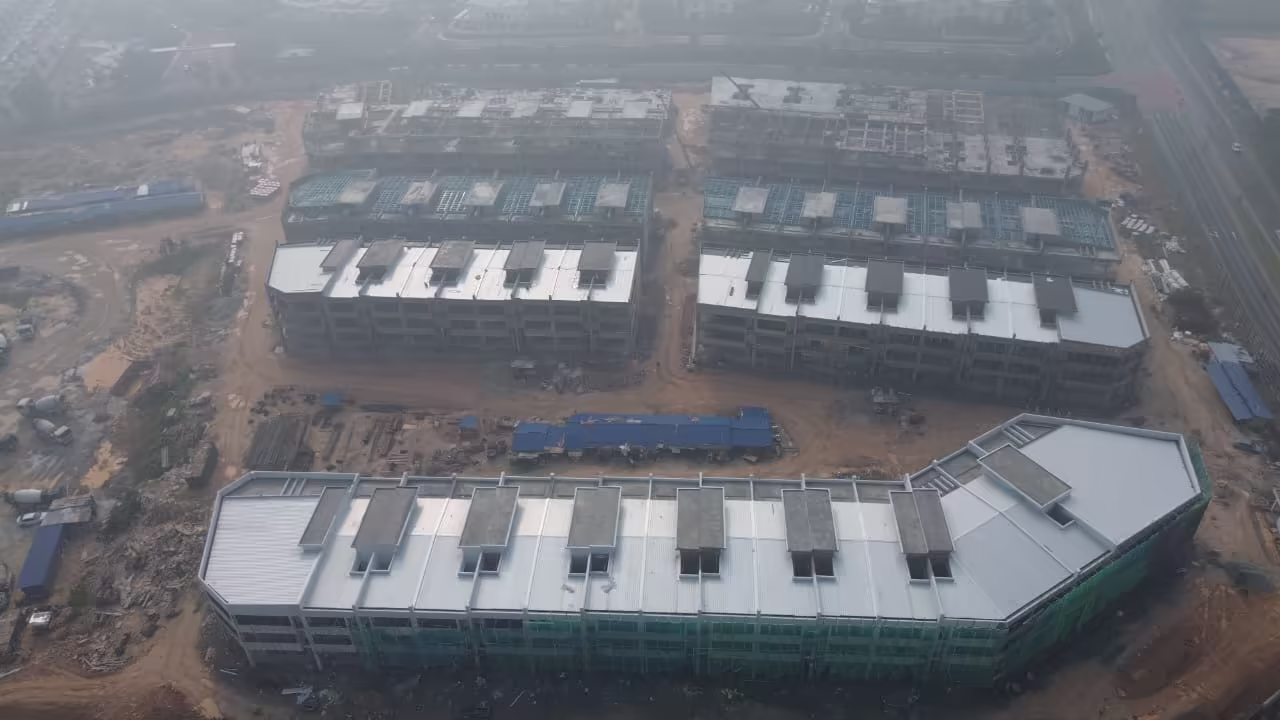 Metal deck roof covering over light-gauge steel roof trusses